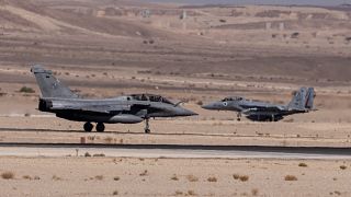 مقاتلة فرنسية من طراز رافال (يسار) وأخرى أميركية من طراز "إف-15" تستعد للإقلاع خلال تدريبات العلم الأزرق في جنوب إسرائيل
