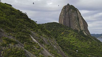 تصاویری از بندلغزی؛ مرد فرانسوی مسیر بین دو تپه را در ارتفاع ۸۰ متری پیمود