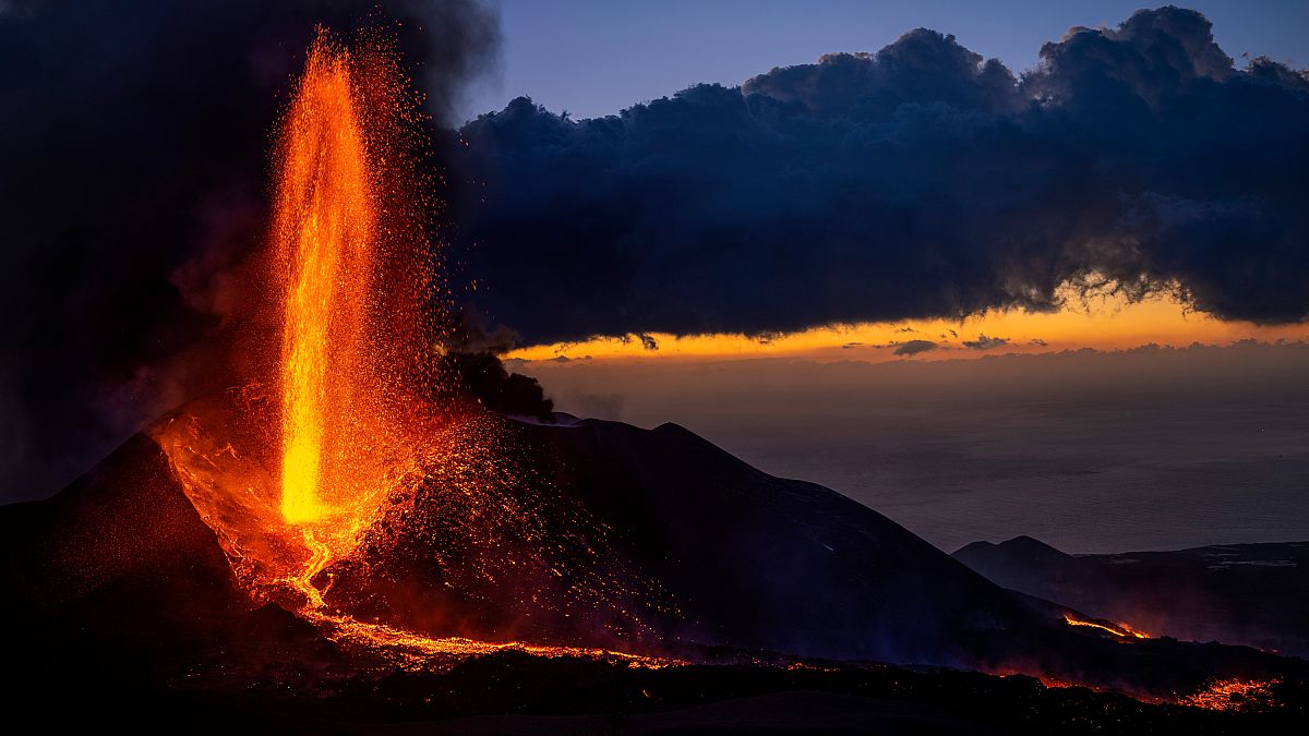 La lava fluye desde el volcán de Cumbre Vieja mientras la actividad sísmica aumenta en los últimos días en la isla de La Palma, España. Foto tomada el 2 de diciembre de 2021.