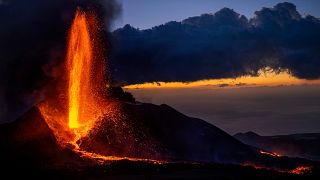 La lava fluye desde el volcán de Cumbre Vieja mientras la actividad sísmica aumenta en los últimos días en la isla de La Palma, España. Foto tomada el 2 de diciembre de 2021.
