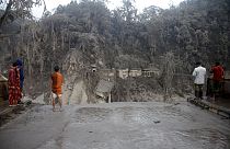 A torrente de lama e lava destruiu a principal ponte que liga os distritos de Lumajang e Malang, na Indonésia