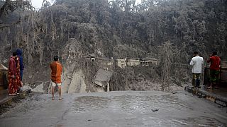 A torrente de lama e lava destruiu a principal ponte que liga os distritos de Lumajang e Malang, na Indonésia