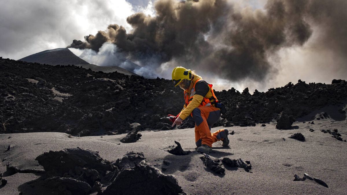 Un miembro del Instituto Geológico y Minero de España del Consejo Nacional de Investigaciones Científicas mide la temperatura de la lava cerca del volcán de Cumbre Vieja.