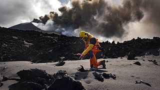 Un miembro del Instituto Geológico y Minero de España del Consejo Nacional de Investigaciones Científicas mide la temperatura de la lava cerca del volcán de Cumbre Vieja.