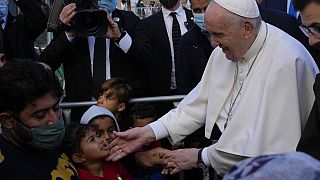 Papa Franciscus, Midilli'deki kampta sığınmacıları selamlayarak çocuklarla ve bazı sığınmacılarla sohbet etti