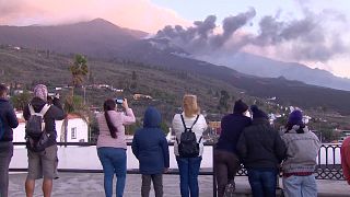 شاهد: تدفق السياح على جزيرة لا بالما لمشاهدة بركان كومبري فييخا