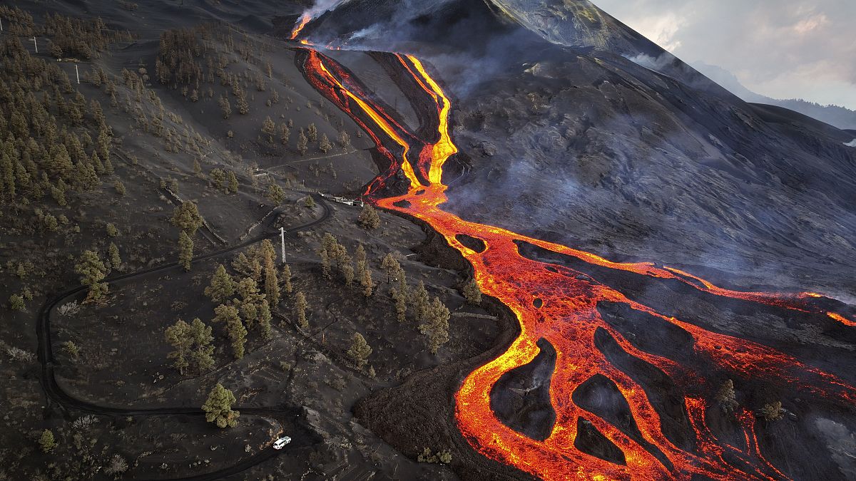 Вулкан Кумбре-Вьеха на острове Пальма не прекращает извергать потоки лавы