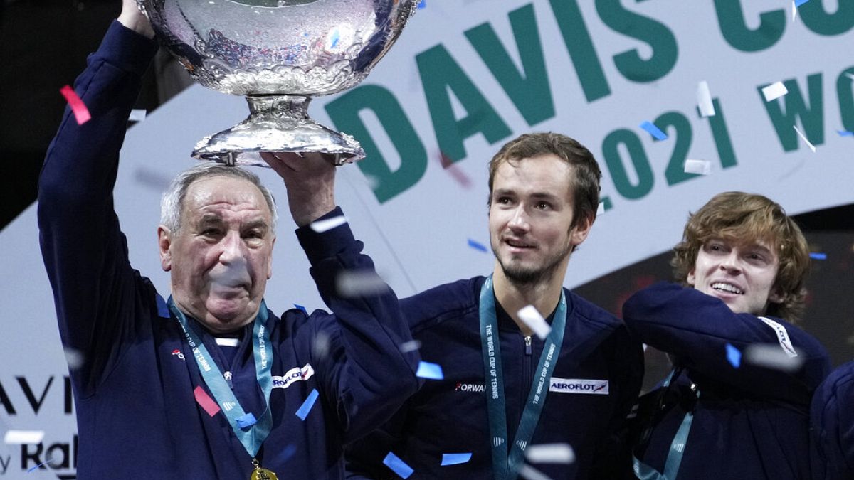 El equipo ruso con la ensaladera, el trofeo de la Copa Davis