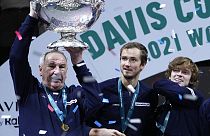 El equipo ruso con la ensaladera, el trofeo de la Copa Davis