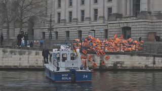 Coletes salva-vidas deixados nos degraus do parlamento alemão, em Berlim