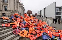 Спасательные жилеты на ступенях Бундестага, кадр из видео Агентства Франс Пресс, 5 декабря 2021 г.