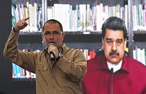 Jorge Arreaza en primer plano, con el presidente venezolano Nicolás Maduro detrás, durante el acto de presentación de su candidatura a gobernador de Barinas