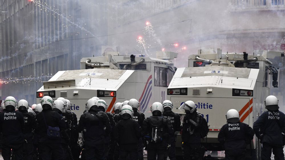 protesters-clash-with-police-in-brussels-over-covid-19-restrictions