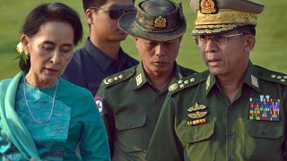 أونغ سان سو كي مع وزير خارجية ميانمار و الجنرال مين أونغ هلاينغ في مطار العاصمة نايبيتاو، ميانمار. 2016/05/06