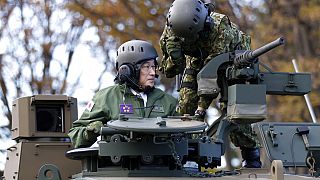 Japonya Başbakanı Kişida Fumio, Type 10 tankına binerken, 27 Kasım 2021