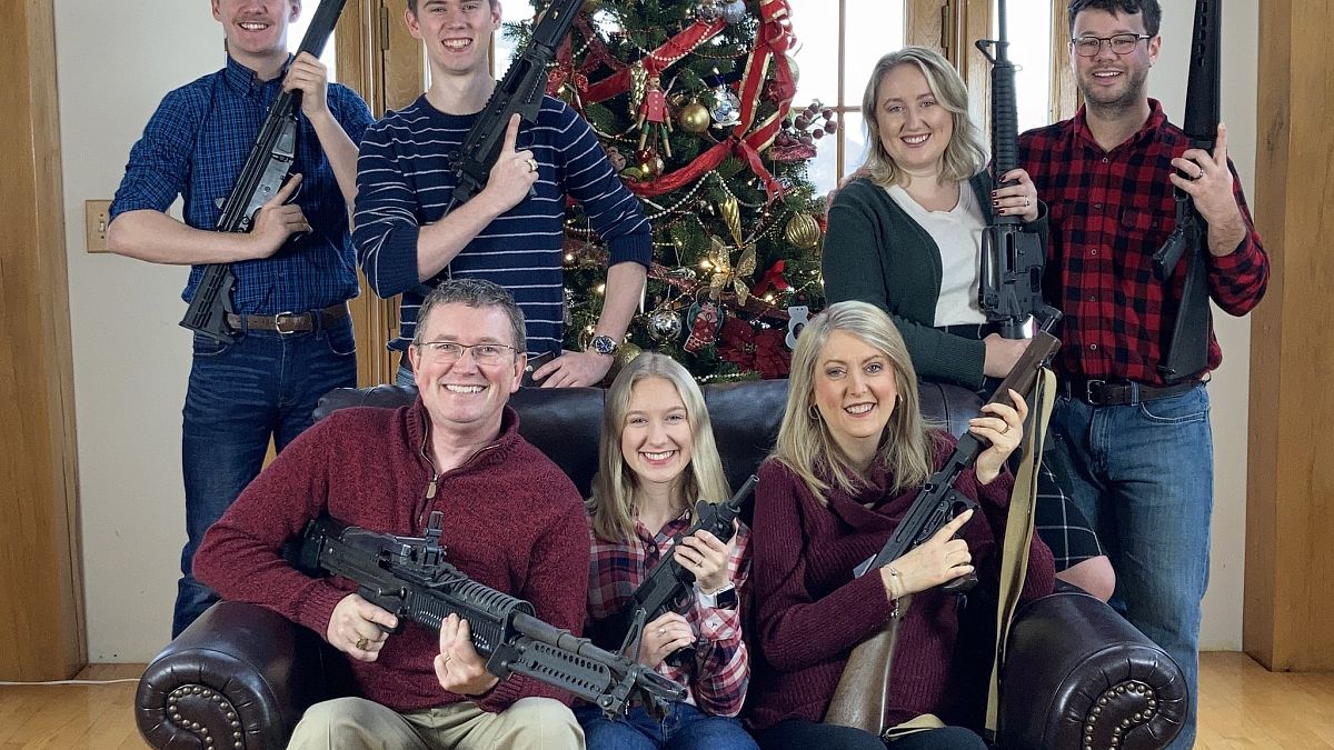 Αμερικανός βουλευτής σοκάρει ποζάροντας με την οικογένειά του στο χριστουγεννιάτικο δέντρο κρατώντας όπλα