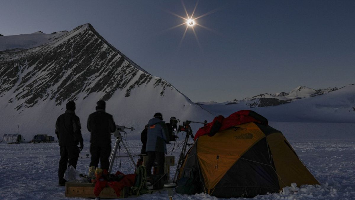 Cientistas observam eclipse solar total na Antártida