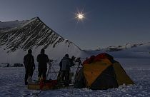 Cientistas observam eclipse solar total na Antártida