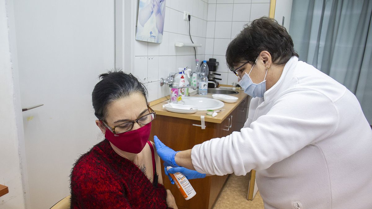 Egy nő megkapja a kínai Sinopharm koronavírus elleni vakcina harmadik adagját a Kanizsai Dorottya Kórházban 2021. december 5-én.