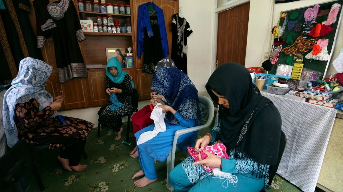 زنان افغان قربانیان خشونت خانگی به این پناهگاه که توسط کمکهای بشردوستانه یک سازمان غیردولتی در کابل افغانستان ایجاد شده ، پناه آورده اند.