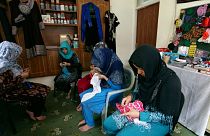 زنان افغان قربانیان خشونت خانگی به این پناهگاه که توسط کمکهای بشردوستانه یک سازمان غیردولتی در کابل افغانستان ایجاد شده ، پناه آورده اند.