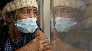 Filipinler'de AstraZeneca aşısı olmuş bir kadın