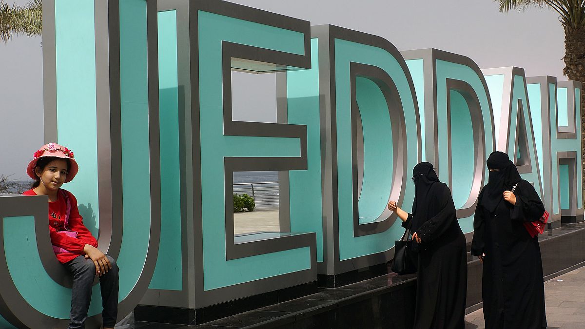 نساء سعوديات يسرن على كورنيش مدينة جدة