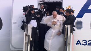 رياح قوية أثناء مغادرة البابا العاصمة اليونانية