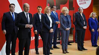 Der kommende Kanzler Scholz mit den SPD-Mitgliedern, die im Kabinett vertreten sein werden