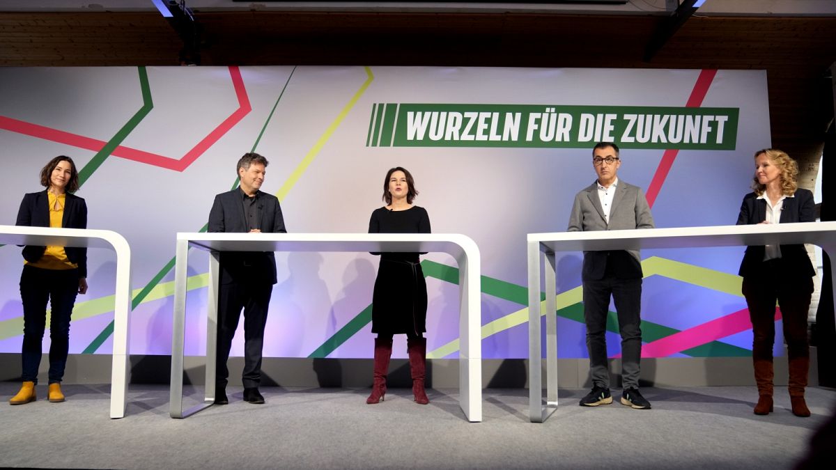 A párt sajtótájékoztatóján középen a két társelnök, Robert Habeck és Annalena Baerbock