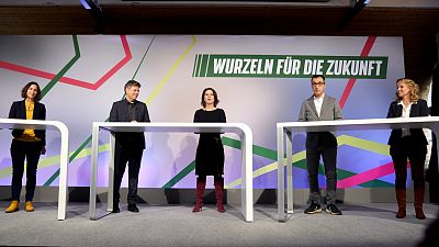 A párt sajtótájékoztatóján középen a két társelnök, Robert Habeck és Annalena Baerbock