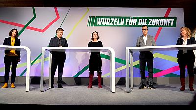 Membros dos "Verdes" designados para integrar o governo, incluindo a líder Annalena Baerbock (ao centro)
