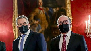 Austria, Karl Nehammer giura come nuovo cancelliere: "mitigheremo le sofferenze dei cittadini"