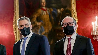 Austria, Karl Nehammer giura come nuovo cancelliere: "mitigheremo le sofferenze dei cittadini"