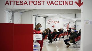 Vakcinára várók egy római oltóközpontban