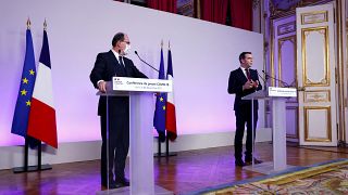 رئيس الوزراء الفرنسي جان كاستكس ووزير الصحة الفرنسي أوليفييه فيران.