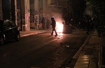 Διαδηλωτές βάζουν φωτιά σε κάδους σε δρόμο της Αθήνας, μετά το τέλος της πορείας μνήμης για την 13η επέτειο της δολοφονίας του Αλέξη Γρηγορόπουλου
