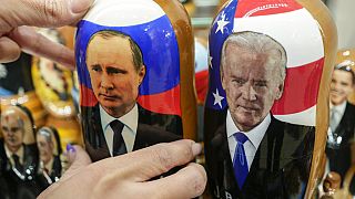 "Matrioshkas" com as caras dos dois presidentes à venda em Moscovo