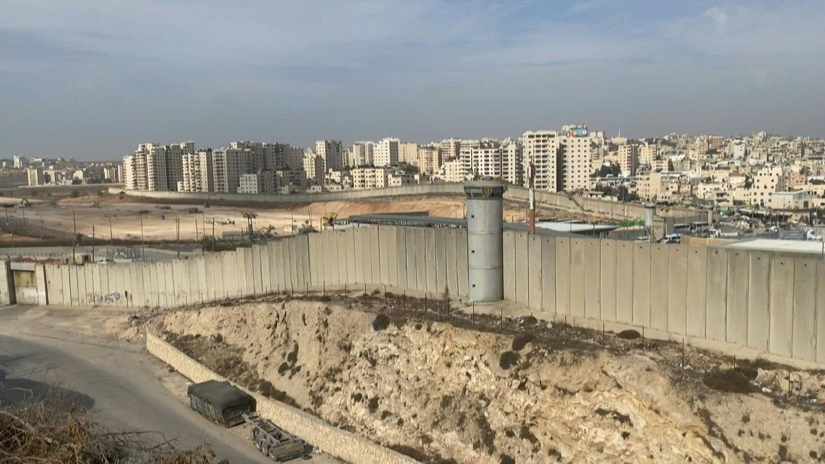 جدار خرساني إسرائيلي مثير للجدل يفصل مستوطنة نيفي يعقوب اليهودية في الجزء الشمالي من القدس الشرقية.