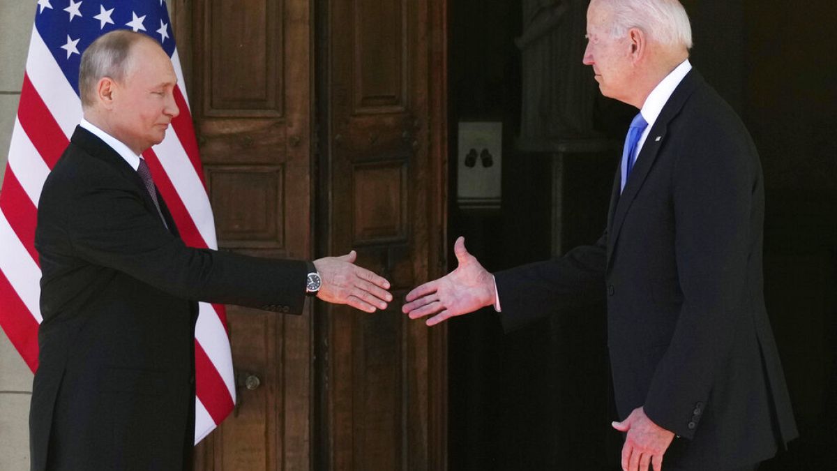 Les présidents russe Vladimir Poutine et américain Joe Biden se serrant la main à Genève, en Suisse, 16 juin 2021 