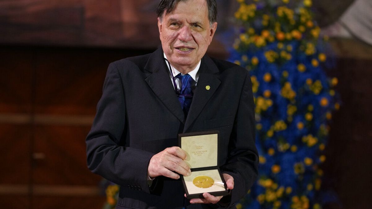 El físico Giorgio Parisi tras recibir la medalla del embajador de Suecia en Italia, en la Universidad de la Sapienza, Roma, 6/12/2021 
