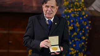 El físico Giorgio Parisi tras recibir la medalla del embajador de Suecia en Italia, en la Universidad de la Sapienza, Roma, 6/12/2021