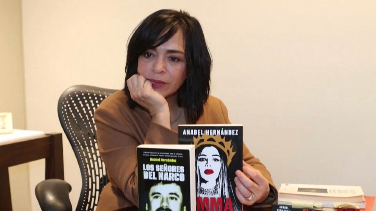 Anabel Hernández posando con sus libros, 3/12/2021, Guadalajara, México