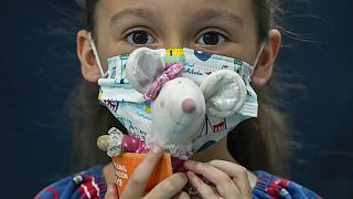Helena Fernández, una niña de 5 años, tras recibir su primera dosis de la vacuna china Sinovac en Santiago de Chile