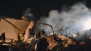 شخص يتفقد الأضرار التي ألحقها قصف صاروخي إسرائيلي على محافظة اللاذقية الساحلية، سوريا. 2021/05/05
