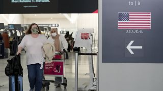 مسافرون إلى الولايات المتحدة الأمريكية في مطار بيرسون الدولي أثناء جائحة COVID-19 في تورنتو ـ كندا. 2021م12/03