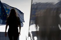 AB bayrağı önünde yürüyen kadın (Arşiv)