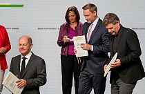 Olaf Scholz, Christian Lindner und Robert Habeck nach der Unterzeichnung des Koalitionsvertrags
