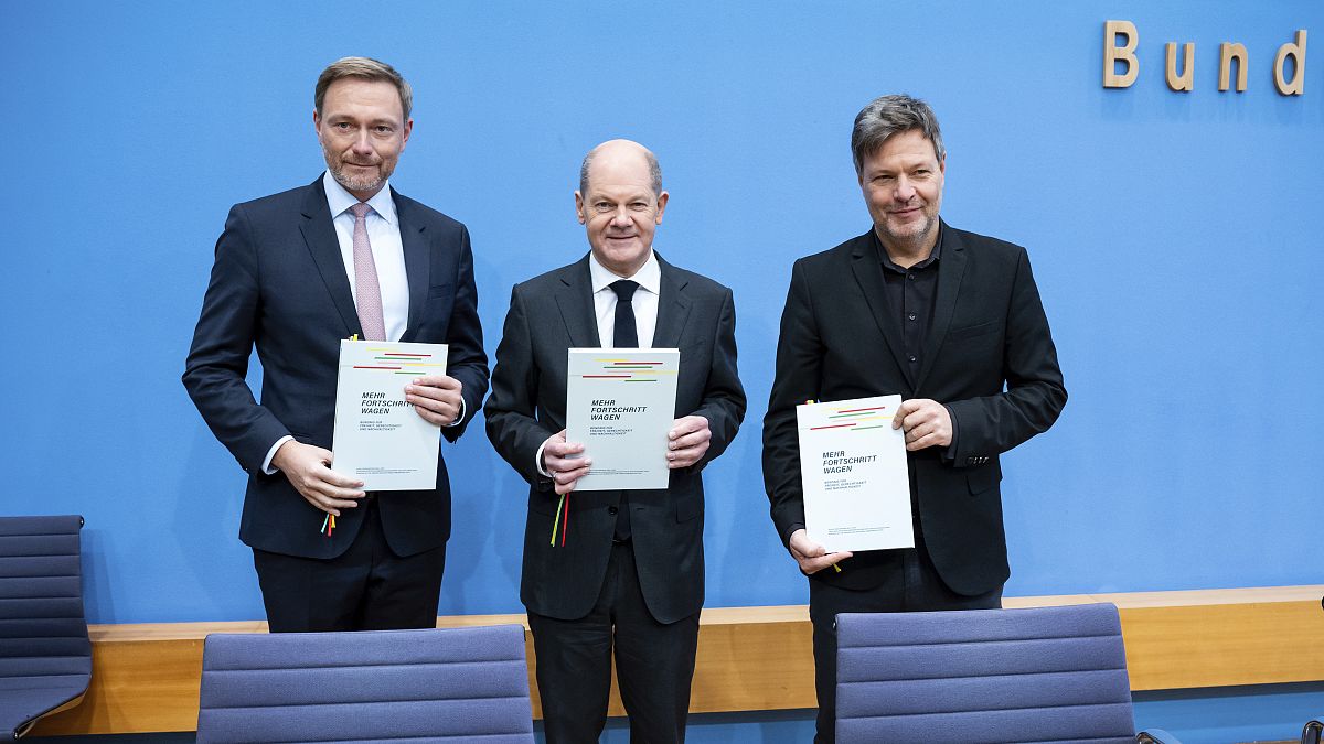  Christian Lindner, Olaf Scholz und Robert Habeck halten den neuen Koalitionsvertrag in den Händen