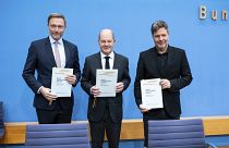  Christian Lindner, Olaf Scholz und Robert Habeck halten den neuen Koalitionsvertrag in den Händen